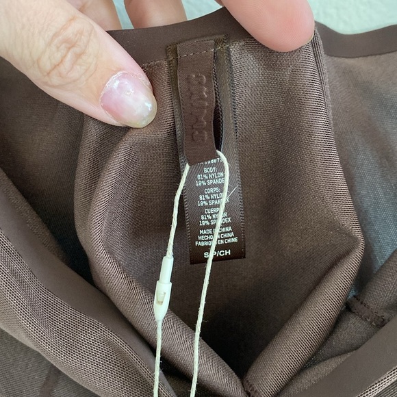 NWT SKIMS Sheer Sculpt Thong Bodysuit Brown Small - Picture 9 of 10